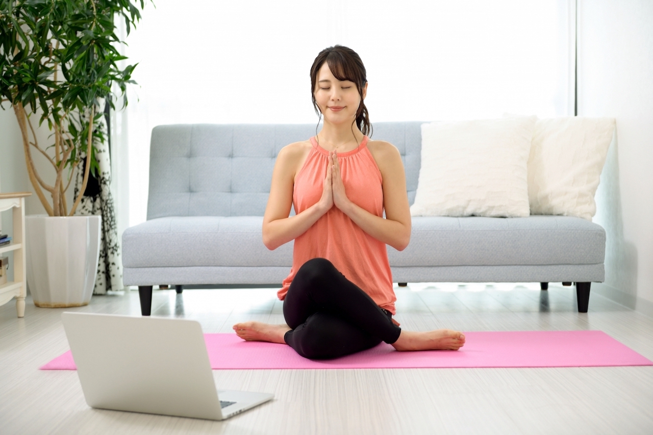 オンラインヨガのメリットとデメリットをまとめました!スタジオと比べると何が違うの?