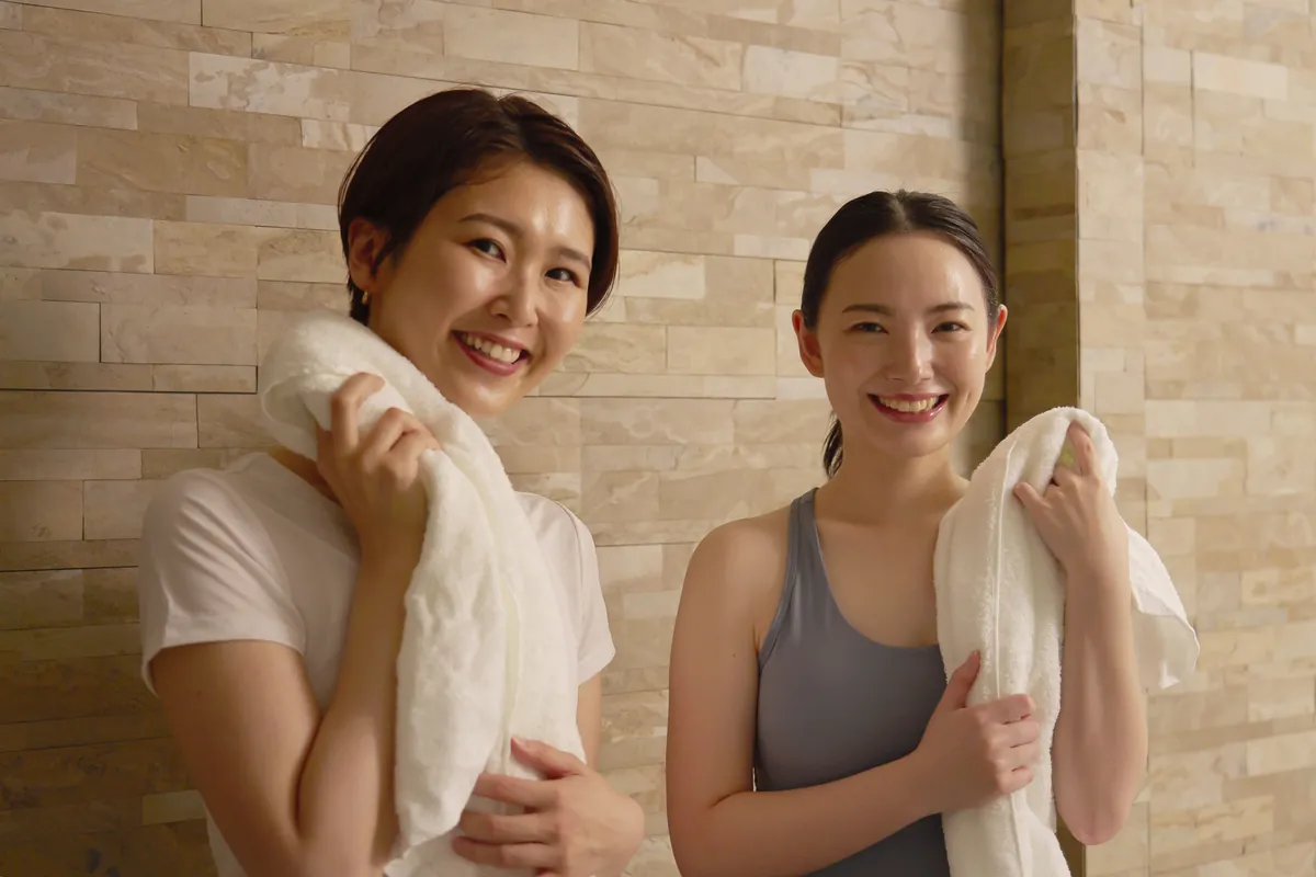 ホットヨガのレッスン後にタオルを持つ女性たち（イメージ）