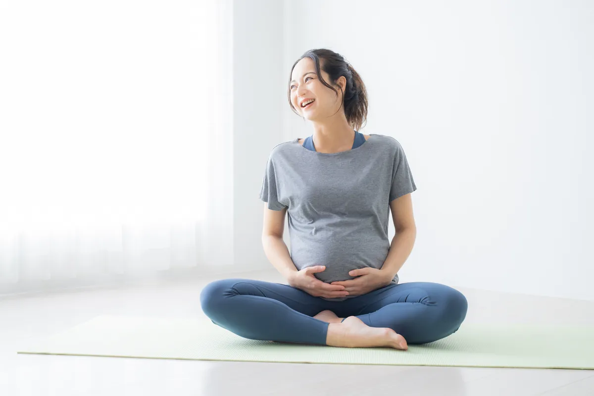マタニティヨガに取り組む女性(イメージ)