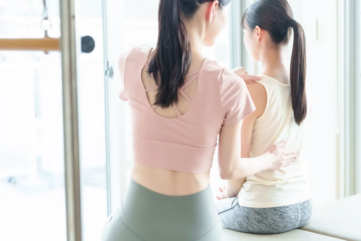 背中側から姿勢を確認する様子(イメージ)